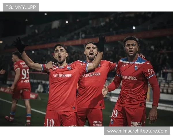 曼联：更衣室矛盾再度曝光，球队稳定性与赛季走势面临考验